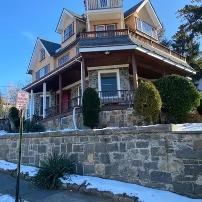 Grand 2BR near MetroNorth with easy parking