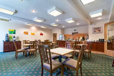 a restaurant with tables and chairs and a bar at Quality Inn & Suites Schoharie near Howe Caverns in Schoharie