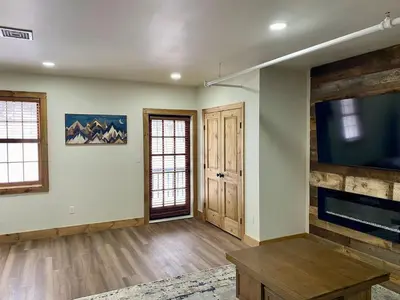 a living room with a fireplace and a tv at Luxury 1 Bedroom Lodge Unit 301 in Wilmington