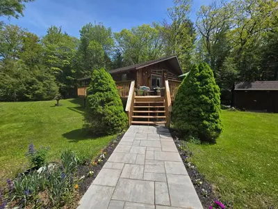 a walkway leading to a cabin in a yard at Kaaterskill Waterfall House in Haines Falls