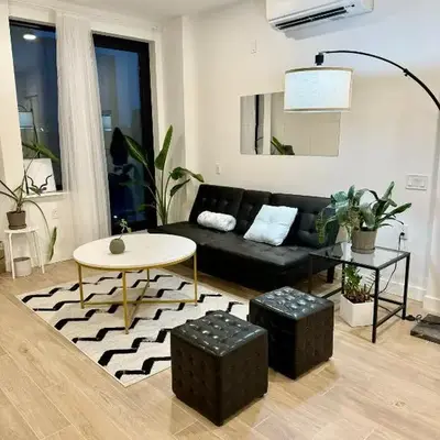 Peaceful Quiet Spacious New Modern Penthouse 3-Bedroom Apartment with a Balcony