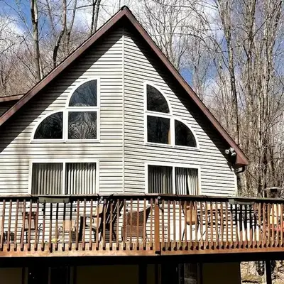 Lake Cabin with Hot-Tub and Deck in Pennsylvania