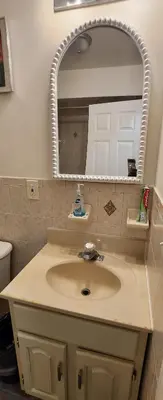 a bathroom with a sink and a mirror at Gold queen 4A in Newark