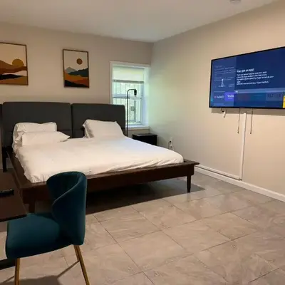 Cosy Bedroom 6 minutes to EWR Prudential Hotels Pen station