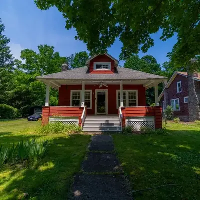 1920s Phoenicia Bungalow with Vintage Furnishings