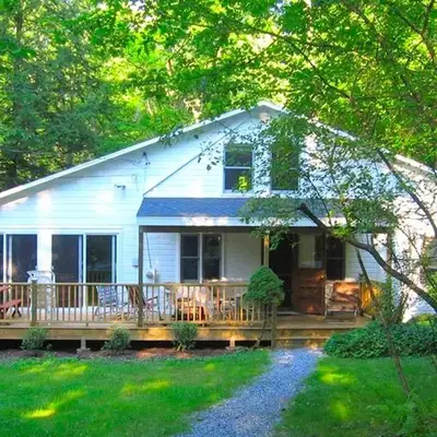Charming Cabin with Serene Lake Views for a Family Getaway near Pittsfield