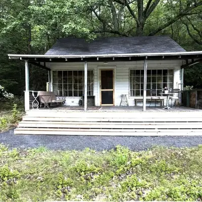 Secluded and Rustic Cabin Rental with Modern Amenities near Woodstock