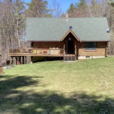 Spacious Log Cabin for a Family Getaway near the Zoar Outdoor Adventure Resort in Massachusetts