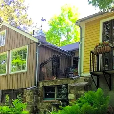 Luxurious Riverfront Cottage with a Hot Tub and a Fireplace near the Twin Lakes