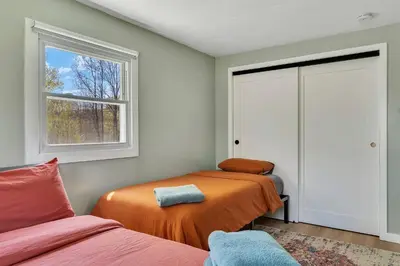 a bedroom with two beds and a window at Charming Retreat Walking in Tannersville
