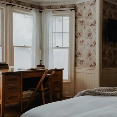 Book Village Inn - Twain Room Queen Bed