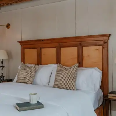 Book Village Inn - Hemingway Room King Bed