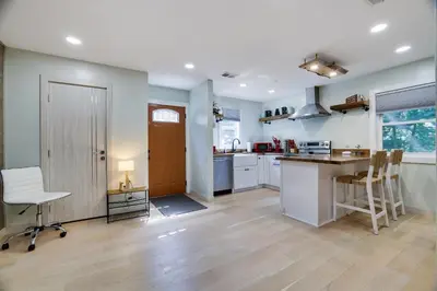 a kitchen with a desk and a table and chairs at Apartment Minutes from Camelback Mountain with Washer Dryer in Tannersville