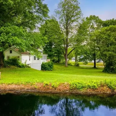 Pondfront Gem Minutes from Hudson’s Best Shops Cafes The Stillwater House