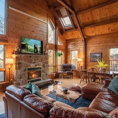 Rustic Ridge Log Cabin: Hot Tub