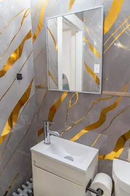 a bathroom with a sink and a mirror at Moderno y Céntrico Estacionamiento Privado A 15 min de NYC in Jersey City