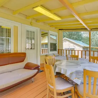 Screened Porch and Fire Pit Cabin Near Bethel Woods