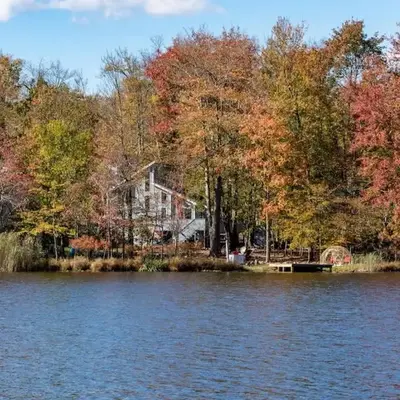 Cozy Lakefront Poconos Cabin Hot Tub Kayaks