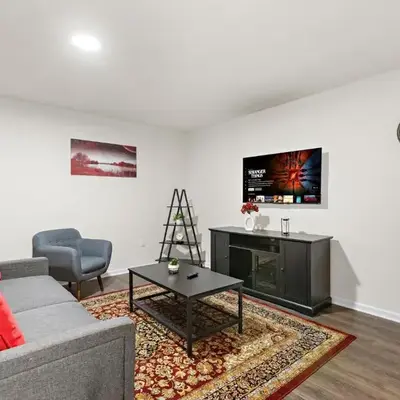 7 guests NYC-NWK Free parking