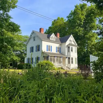 Charming Three Bedroom Retreat House