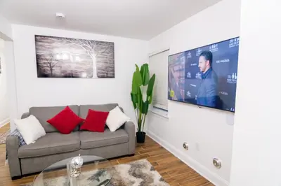 a living room with a couch and a tv at BrightOAK Eloire-Private in Newark