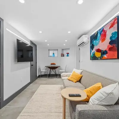 luxury 2 bed 2 bath apt with free parking