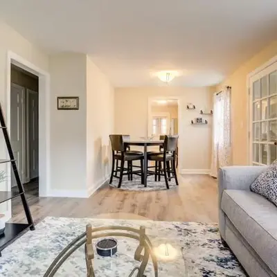 Family Retreat Near Yale - Stylish Free Wifi