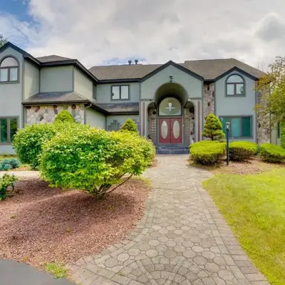 Pool Table and Deck Luxury Mansion in Niskayuna!