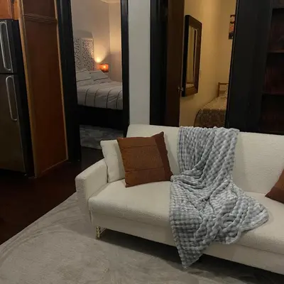 a living room with a couch and a blanket at Comodo y economico Apartamento in North Beach