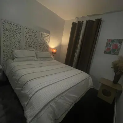 a bedroom with a white bed in a room at Comodo y economico Apartamento in North Beach