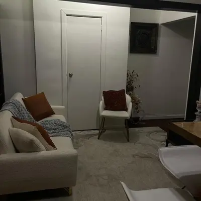 a living room with a couch and a chair at Comodo y economico Apartamento in North Beach