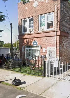 a building with a fence in front of it at Comodo y economico Apartamento in North Beach