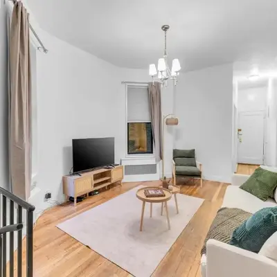 Inviting 2Bd Upper East Side Stay with Backyard