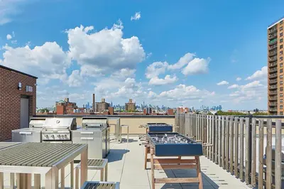 a balcony with a view of a city skyline at Blueground Clinton Hill rooftop nr Fort Greene Park NYC-1979 in Brooklyn