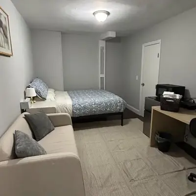 Roslyn Room 2 Private Entrance and Bathroom