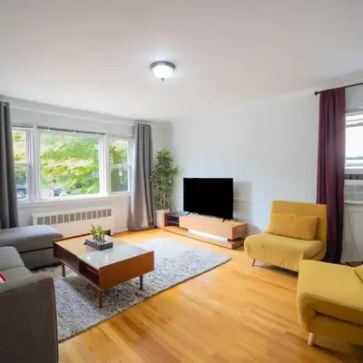 3bedroom APT with balcony & free street parking