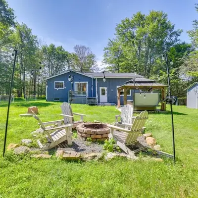 Hot Tub and Game Room Wooded Poconos Retreat