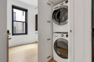 a laundry room with two washer and dryer at Blueground Brooklyn Heights view nr Brooklyn Bridge NYC-1987 in Brooklyn