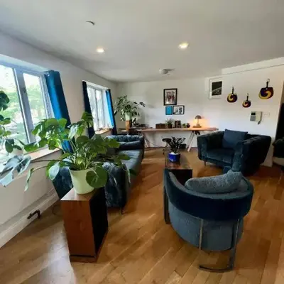 1 BEDROOM WITH SLEEPING IN LIVING ROOM Williamburg