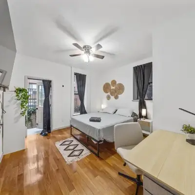 The Global Nook - Private Room with Shared Bathroom near Times Square