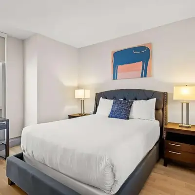 Luxury Urban Escape Walk to Downtown