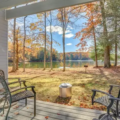 Steps to Lake Tanglwood Tranquil Wooded Retreat