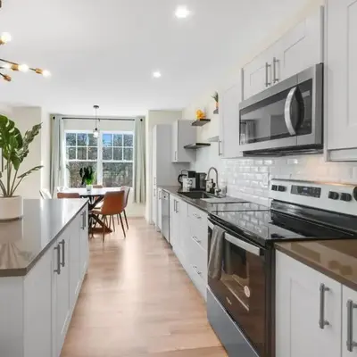 Spacious 5BR Home KING Bed Wi-Fi Parking