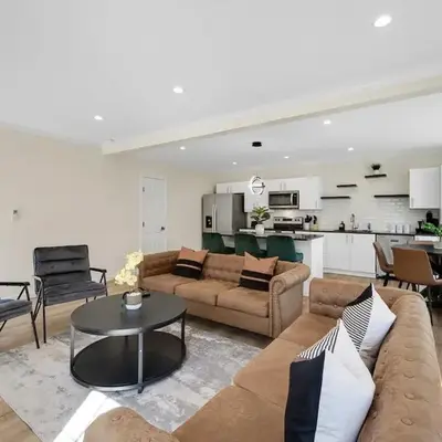 Elegant 2 Story Bloomfield 3 Kings 2 Queens