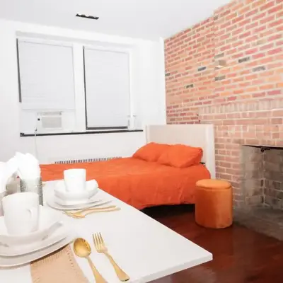 West Village Escape - Steps from Subway Cafes