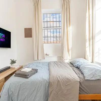 Comfy 2B Near LGA & Subway with Washer & Dryer