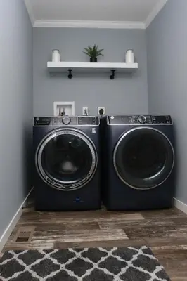 a washing machine and a dryer in a room at Oneonta Hideaway in Oneonta