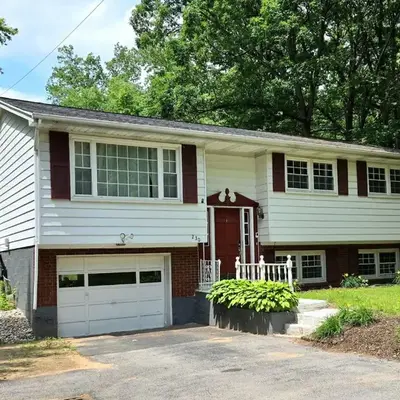 Spacious 4BR Retreat Yard