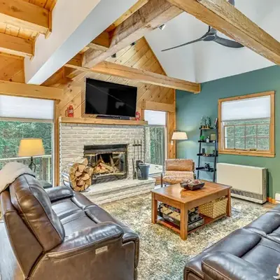 8 Mi to Mt Snow Cozy Bear Cabin with Hot Tub!