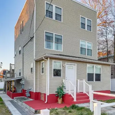 6 Mi to Dtwn New Haven Duplex with Shared Yard